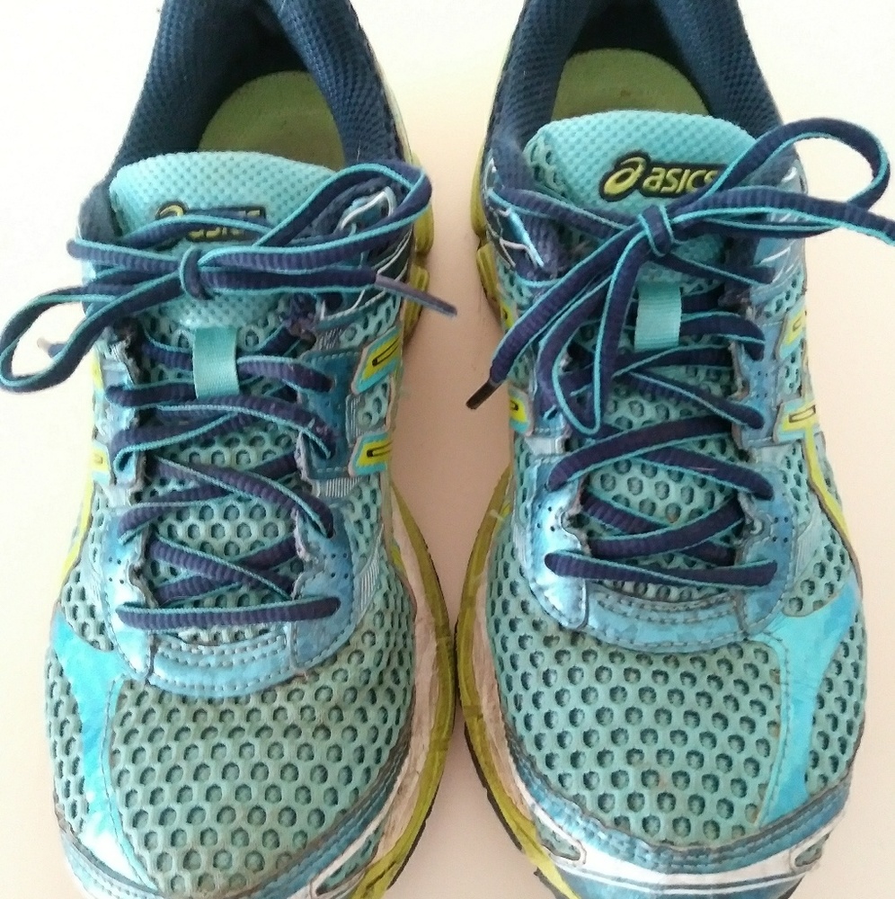Tennis shoes